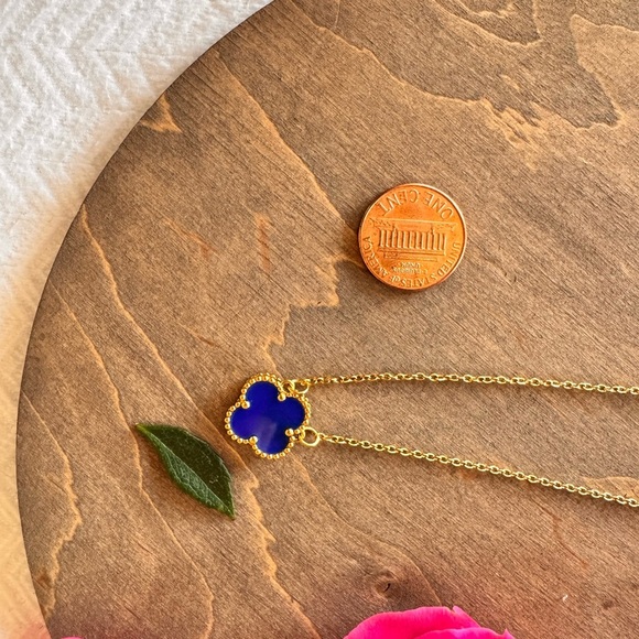 Elegant Gold and Blue Clover Pendant Necklace - Picture 4 of 5